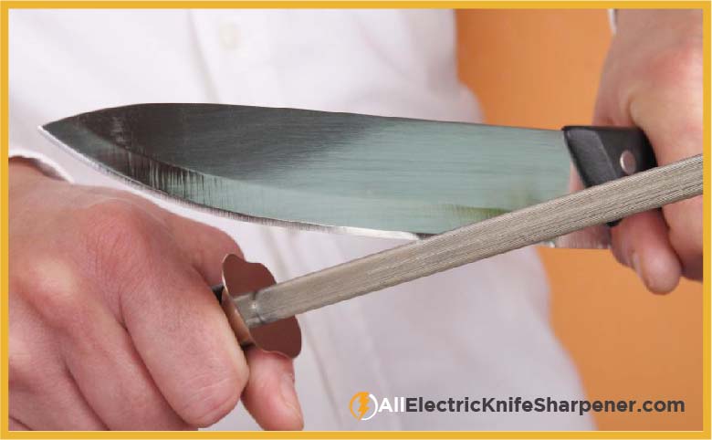 Sharpen a knife with sharpeners
